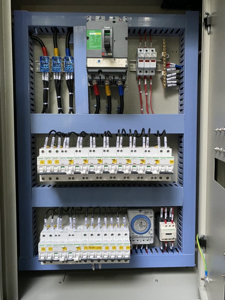 Tủ điện sử dụng Aptomat chống giật Schneider
