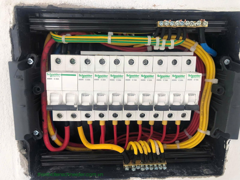 Bố trí aptomat trong tủ điện Schneider